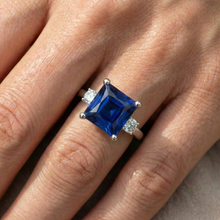 Afbeelding in Gallery-weergave laden, Witgouden uit de aarde gewonnen diamanten ring met prinses geslepen Ceylonese saffier, 3-steens, 5.50 karaat
