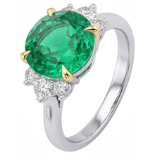 Afbeelding in Gallery-weergave laden, Rond Briljant Colombiaanse Smaragd ring in Bicolor 14K Goud – zijaanzicht

