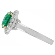 Afbeelding in Gallery-weergave laden, Rond Briljant Colombiaanse Smaragd ring in Tweekleurig 14K Goud – hoekaanzicht

