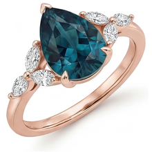 Afbeelding in Gallery-weergave laden, Alexandriet 3-Steens Ring 4-karaat 14K Rosé Goud – zijaanzicht
