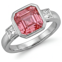 Afbeelding in Gallery-weergave laden, Verlovingsring met perziksaffier 2,9 karaat natuurlijke Asscher Padparadscha en witte baguette lunette drie stenen 14K goud
