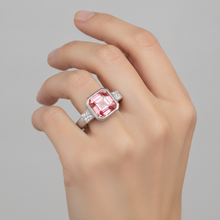 Afbeelding in Gallery-weergave laden, Verlovingsring met perziksaffier 2,9 karaat natuurlijke Asscher Padparadscha en witte baguette lunette drie stenen 14K goud
