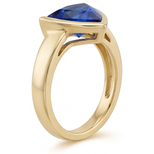 Afbeelding in Gallery-weergave laden, Trillion Slijpvorm Blauwe Saffier ring in 14 Karaat Geelgoud – zijaanzicht
