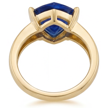 Afbeelding in Gallery-weergave laden, Blauwe Saffier Trillion Slijpvorm Edelsteen Ring in 14 Karaat Geelgoud – hoekaanzicht
