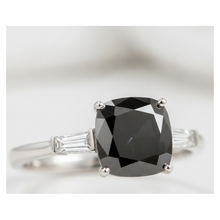 Afbeelding in Gallery-weergave laden, Driesteens Verlovingsring met donkere diamant, 3,6 karaat echte kussengeslepen zwarte diamant en baguette, 14K Witgoud
