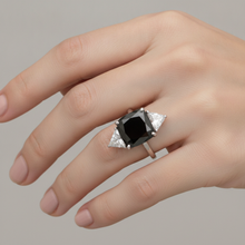 Afbeelding in Gallery-weergave laden, Zwarte verlovingsring voor dames 3,6 karaat echte kussengeslepen diamant triljant drie stenen 14K witgoud
