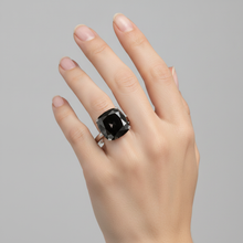 Afbeelding in Gallery-weergave laden, Zwarte diamanten ring 6 karaat natuurlijke kussengeslepen solitair 14k witgoud
