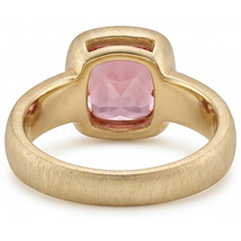 Afbeelding in Gallery-weergave laden, 4 karaat labgekweekte perzikkleurige padparadscha saffier solitairering met lunette, kussenslijpsel, 14k geelgoud
