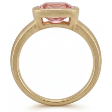 Afbeelding in Gallery-weergave laden, 4 karaat labgekweekte perzikkleurige padparadscha saffier solitairering met lunette, kussenslijpsel, 14k geelgoud
