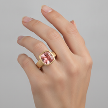 Afbeelding in Gallery-weergave laden, 4 karaat labgekweekte perzikkleurige padparadscha saffier solitairering met lunette, kussenslijpsel, 14k geelgoud
