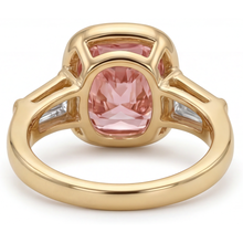 Afbeelding in Gallery-weergave laden, Perziksaffier 3,9 karaat natuurlijke kussengeslepen Padparadscha en witte baguette lunette ring met drie stenen in 14K geelgoud
