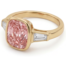 Afbeelding in Gallery-weergave laden, Perziksaffier 3,9 karaat natuurlijke kussengeslepen Padparadscha en witte baguette lunette ring met drie stenen in 14K geelgoud
