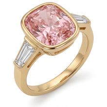 Afbeelding in Gallery-weergave laden, Perziksaffier 3,9 karaat natuurlijke kussengeslepen Padparadscha en witte baguette lunette ring met drie stenen in 14K geelgoud
