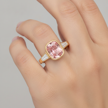 Afbeelding in Gallery-weergave laden, Perziksaffier 3,9 karaat natuurlijke kussengeslepen Padparadscha en witte baguette lunette ring met drie stenen in 14K geelgoud
