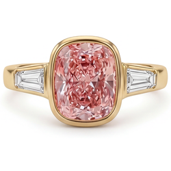 Perziksaffier 3,9 karaat natuurlijke kussengeslepen Padparadscha en witte baguette lunette ring met drie stenen in 14K geelgoud