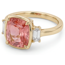 Afbeelding in Gallery-weergave laden, Padparadscha saffier en diamanten ring 3,4 karaat echte kussengeslepen witte baguette driesteens 14K geelgoud
