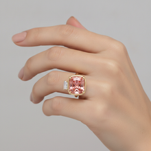 Afbeelding in Gallery-weergave laden, Padparadscha saffier en diamanten ring 3,4 karaat echte kussengeslepen witte baguette driesteens 14K geelgoud
