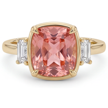 Afbeelding in Gallery-weergave laden, Padparadscha saffier en diamanten ring 3,4 karaat echte kussengeslepen witte baguette driesteens 14K geelgoud
