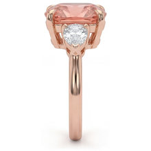 Afbeelding in Gallery-weergave laden, Padparadscha saffier verlovingsring 2,9 karaat natuurlijk kussengeslepen driesteens glad 14k roségoud
