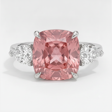 Afbeelding in Gallery-weergave laden, Padparadscha saffier ring 3,6 karaat natuurlijk kussengeslepen drie stenen platina
