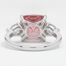 Afbeelding in Gallery-weergave laden, Padparadscha saffier ring 3,6 karaat natuurlijk kussengeslepen drie stenen platina
