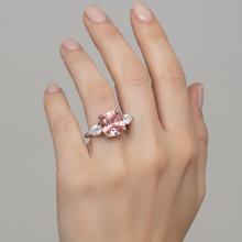 Afbeelding in Gallery-weergave laden, Padparadscha saffier ring 3,6 karaat natuurlijk kussengeslepen drie stenen platina

