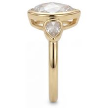 Afbeelding in Gallery-weergave laden, 3-Steens Ring 14 Karaat Geelgoud met Diamant – hoekaanzicht

