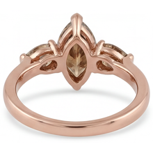 Afbeelding in Gallery-weergave laden, Diamant Drie-Steen Ring 1,5 karaat 14K Rosé Goud – hoekaanzicht
