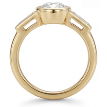 Afbeelding in Gallery-weergave laden, Diamant Drie-Steen Ring 2-karaat 14 Karaat Geelgoud – profielaanzicht
