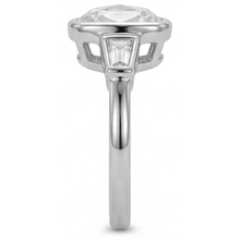Afbeelding in Gallery-weergave laden, Diamant Cushion Drie-Steen Ring in 14K Witgoud – zijaanzicht
