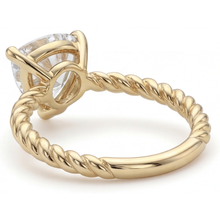Afbeelding in Gallery-weergave laden, Diamant Trillion Slijpvorm Enkele Steen Ring in 14K Geelgoud – bovenaanzicht

