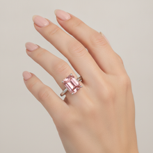 Afbeelding in Gallery-weergave laden, Solitairering van 14k witgoud met 2,5 karaat echte perzikkleurige smaragdgeslepen padparadscha-saffier
