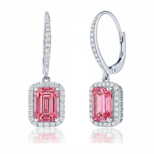 Afbeelding in Gallery-weergave laden, Roze diamanten oorbellen 2,4 karaat labgekweekt smaragdgeslepen halo brisursluiting 14K witgoud
