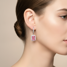 Afbeelding in Gallery-weergave laden, Roze diamanten oorbellen 2,4 karaat labgekweekt smaragdgeslepen halo brisursluiting 14K witgoud
