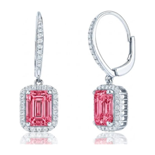 Afbeelding in Gallery-weergave laden, Roze diamanten oorbellen 2,4 karaat labgekweekt smaragdgeslepen halo brisursluiting 14K witgoud
