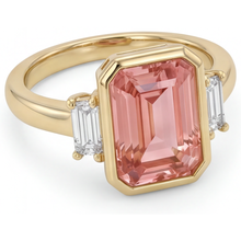 Afbeelding in Gallery-weergave laden, Laboratoriumgekweekte padparadscha saffier ring 4,6 karaat smaragdgeslepen en witte baguette lunette drie stenen 14K geelgoud
