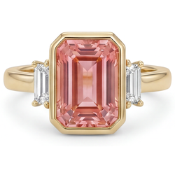 Laboratoriumgekweekte padparadscha saffier ring 4,6 karaat smaragdgeslepen en witte baguette lunette drie stenen 14K geelgoud