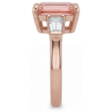 Afbeelding in Gallery-weergave laden, Perziksaffier ring 4,6 karaat labgekweekt smaragdgeslepen padparadscha en witte baguette drie stenen 14K Roségoud
