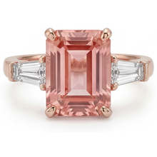 Afbeelding in Gallery-weergave laden, Perziksaffier ring 4,6 karaat labgekweekt smaragdgeslepen padparadscha en witte baguette drie stenen 14K Roségoud
