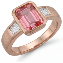 Afbeelding in Gallery-weergave laden, Oranje padparadscha-saffier ring 2,9 karaat echte smaragd en witte baguette lunette drie stenen 14k roségoud
