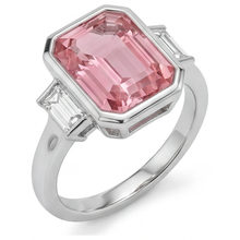 Afbeelding in Gallery-weergave laden, Padparadscha verlovingsring 3,9 karaat echte smaragdgeslepen saffier en witte baguette lunette driesteens 14k goud
