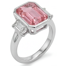 Afbeelding in Gallery-weergave laden, Padparadscha verlovingsring 3,9 karaat echte smaragdgeslepen saffier en witte baguette lunette driesteens 14k goud
