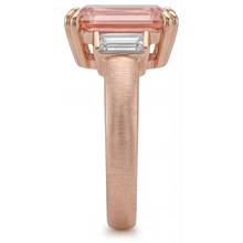 Afbeelding in Gallery-weergave laden, Ring met oranje padparadschasaffier van 3,9 karaat, echte smaragd en witte baguette, driesteens in 14k roségoud
