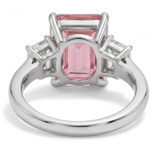 Afbeelding in Gallery-weergave laden, Padparadscha Ring 2,9 Karaat Echte Smaragdgeslepen Saffier en Witte Baguette Driesteens Glad 14k Goud
