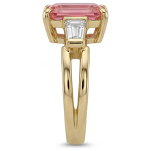 Afbeelding in Gallery-weergave laden, Ring met perziksaffier 2,9 karaat, echte smaragdgeslepen padparadscha en witte baguette, driesteens, 14K Geelgoud
