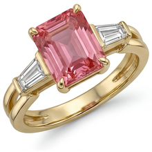Afbeelding in Gallery-weergave laden, Ring met perziksaffier 2,9 karaat, echte smaragdgeslepen padparadscha en witte baguette, driesteens, 14K Geelgoud
