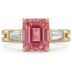 Ring met perziksaffier 2,9 karaat, echte smaragdgeslepen padparadscha en witte baguette, driesteens, 14K Geelgoud