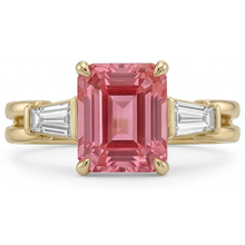 Afbeelding in Gallery-weergave laden, Ring met perziksaffier 2,9 karaat, echte smaragdgeslepen padparadscha en witte baguette, driesteens, 14K Geelgoud

