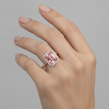 Afbeelding in Gallery-weergave laden, Ring met oranje Padparadscha saffier van 2,5 karaat, halo van echte smaragd in 14K roségoud
