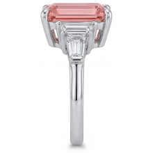 Afbeelding in Gallery-weergave laden, Padparadscha saffier verlovingsring 3,9 karaat echte smaragd en witte baguette driesteens kathedraal 14k goud
